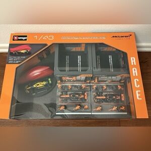 Bburago 1:43 Formula 1 Racing Paddock Set: McLaren Formula 1 Team